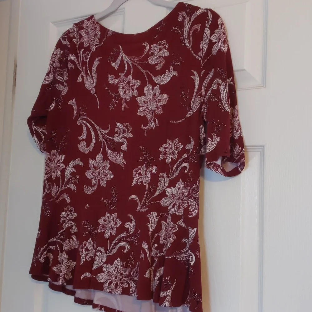 Liz Claiborne pull on top red/white floral print size M - Picture 2 of 5